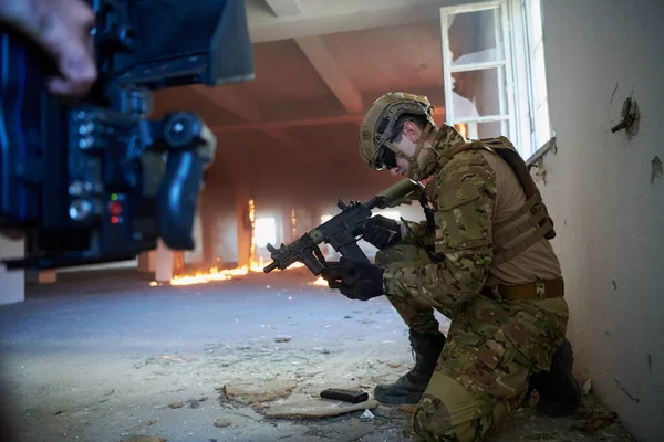 Soldat Einsatz Der Nähe Von Schaufenstermagazin Und Deckung — Stockfoto