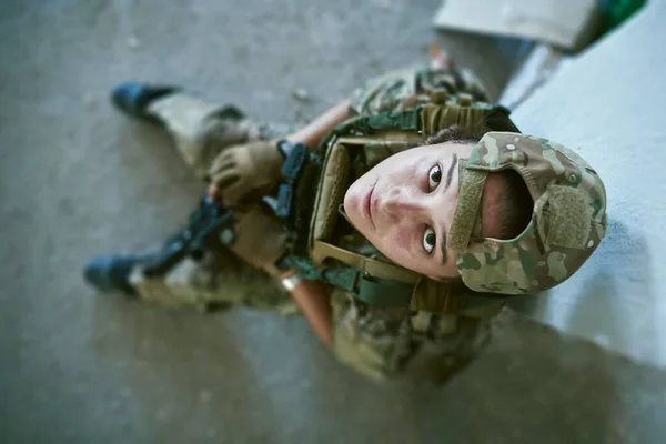 Militaire Vrouwelijke Soldaat Heeft Een Pauze — Stockfoto
