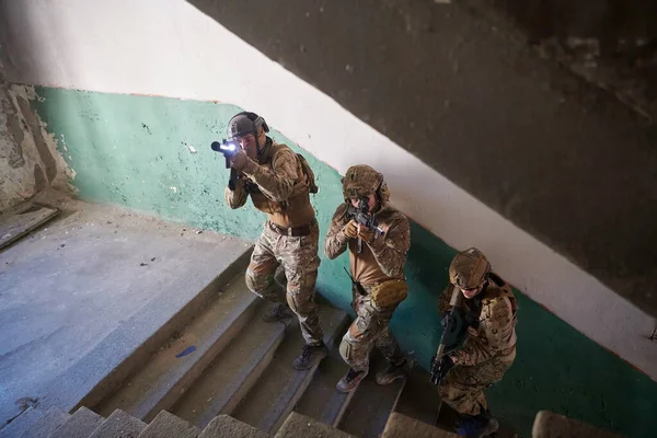 Modern Warfare Soldiers Ascent Stairs Combat — Stock Photo, Image