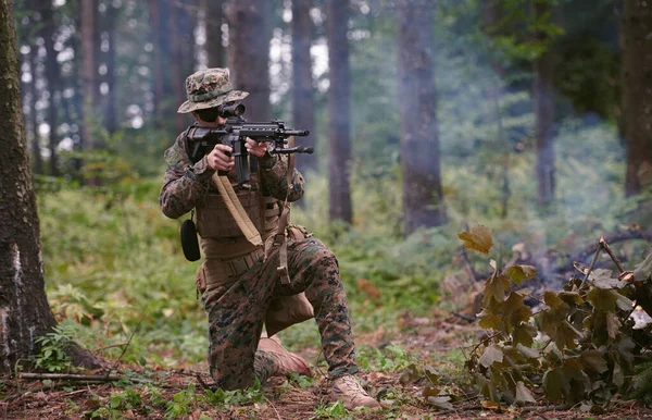 Soldato Azione Puntando Armi Ottiche Laser Vista — Foto Stock
