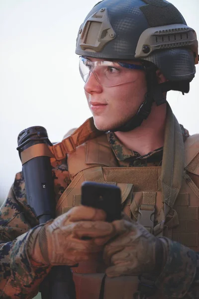 Asker Akıllı Telefon Kullanıyor — Stok fotoğraf