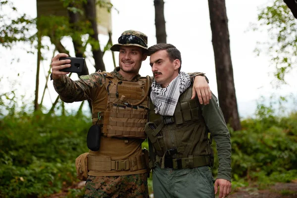 Askerler Teröristler Selfie Çekiyor — Stok fotoğraf