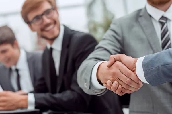 Üzletemberek Kézfogása Egy Megbeszélésen Irodában — Stock Fotó
