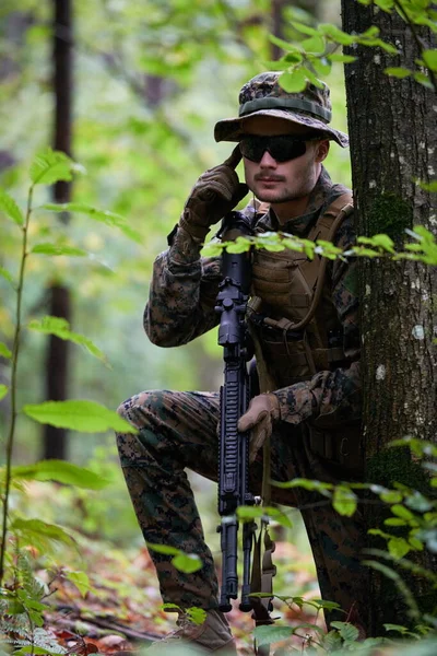 Soldado Preparando Equipamento Tático Comunicação Para Batalha Ação — Fotografia de Stock