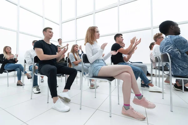 Gruppe Junger Leute Sitzt Einem Hellen Konferenzraum — Stockfoto