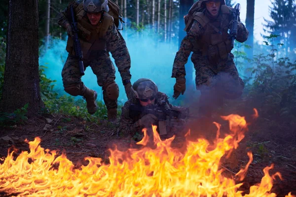 Современный Боевой Отряд Солдат Бою — стоковое фото
