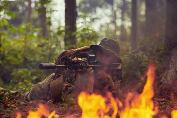 Soldado Acción Apuntando Arma Usando Óptica Láser — Foto de Stock