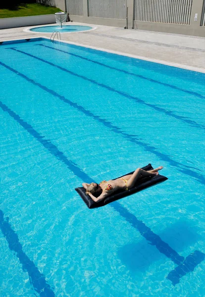 Krásná Žena Relaxaci Bazénu — Stock fotografie