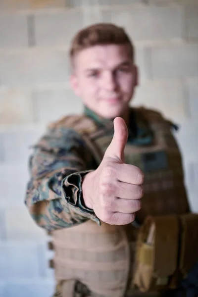 Katona Mutatja Hüvelykujját Felfelé — Stock Fotó