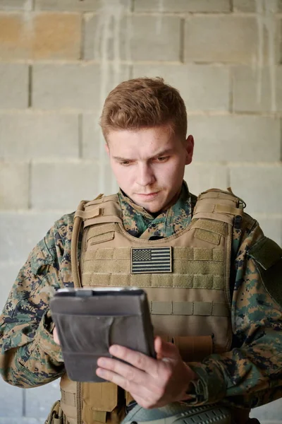 Askeri Kampta Tablet Bilgisayar Kullanan Bir Asker — Stok fotoğraf