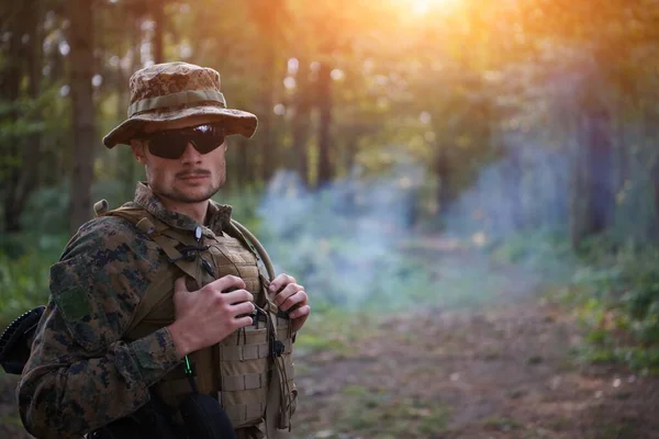 Ormandaki Asker Portresi — Stok fotoğraf