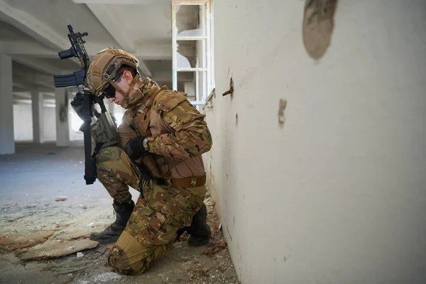 Soldat Action Près Une Fenêtre Changeant Magazine Mettant Couvert — Photo