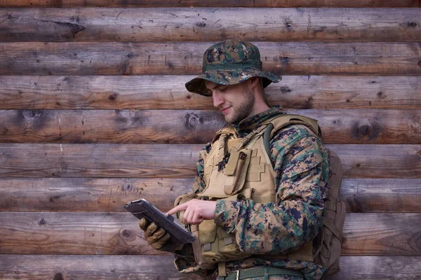 Askeri Kampta Tablet Bilgisayar Kullanan Bir Asker — Stok fotoğraf