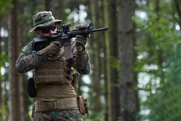 Soldat Action Visant Une Arme Utilisant Optique Visée Laser — Photo