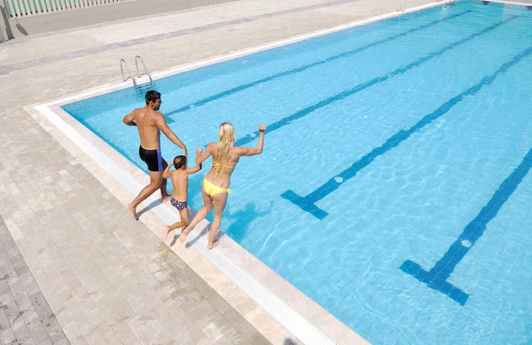 Gelukkig Jong Gezin Veel Plezier Het Zwembad — Stockfoto