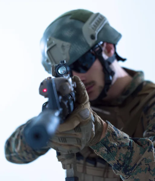 Soldat Som Siktar Laser Optik Vit Bakgrund — Stockfoto