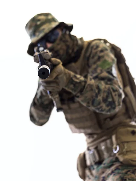 Soldat Zielt Auf Weißen Hintergrund — Stockfoto