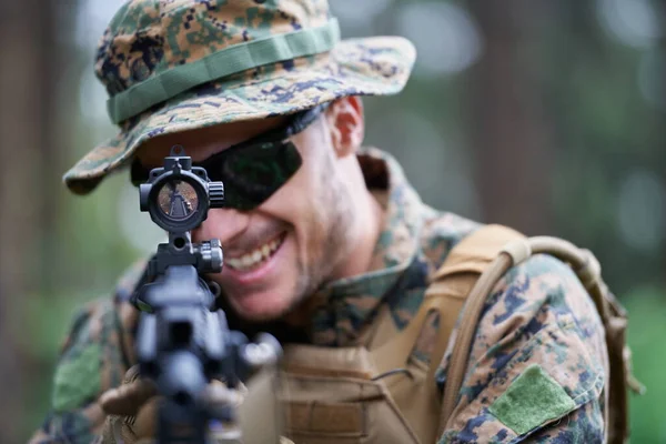 Soldier Action Aiming Weapon Using Laser Sight Optics — Stock Photo, Image
