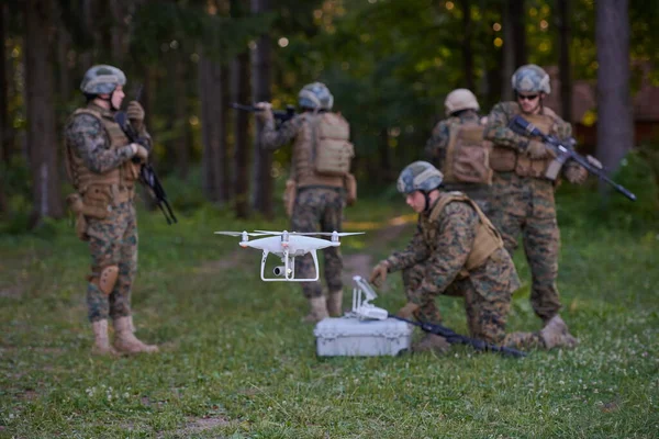 Squadra Soldati Sta Usando Drone Scouting — Foto Stock