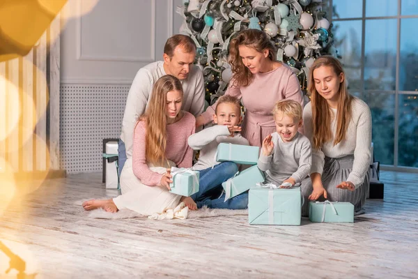 Μεγάλη Ευτυχισμένη Οικογένεια Πολλά Παιδιά Άνοιγμα Δώρα Κάτω Από Χριστουγεννιάτικο — Φωτογραφία Αρχείου