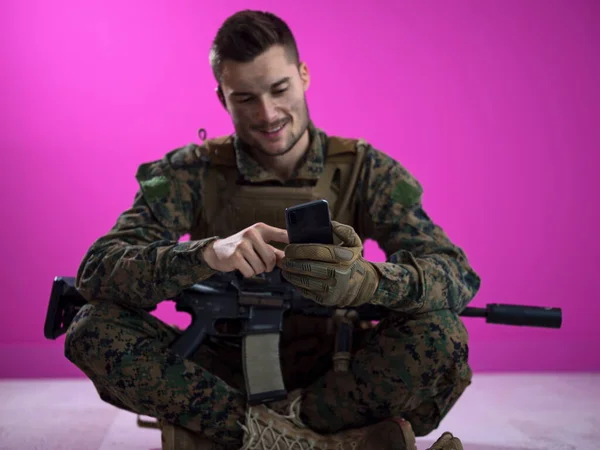 Akıllı Telefon Kullanan Asker Portresi — Stok fotoğraf