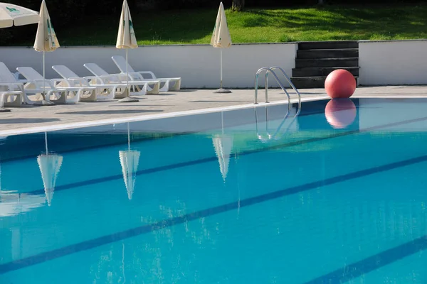 Hotelzwembad Buiten — Stockfoto