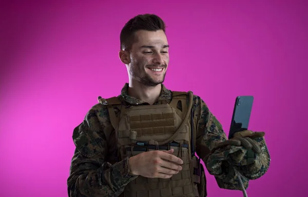 Retrato Soldado Usando Smartphone — Fotografia de Stock