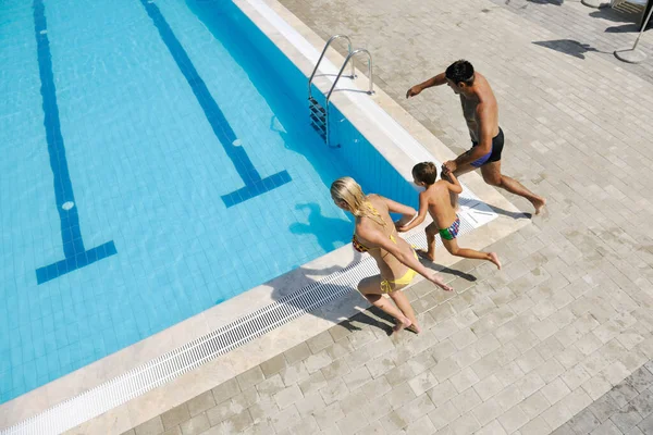 Felice Giovane Famiglia Divertirsi Piscina — Foto Stock