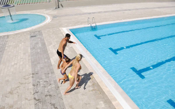 Glückliche Junge Familie Hat Spaß Schwimmbad — Stockfoto
