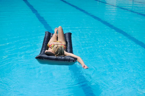 Frau Entspannen Schwimmbad — Stockfoto
