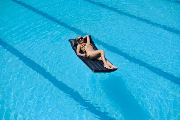 Frau Entspannen Schwimmbad — Stockfoto