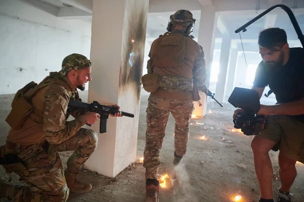 Eylemdeki Askerlerin Eylem Ortamında Çekim Yapan Videograf — Stok fotoğraf