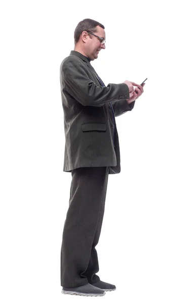 Vista Lateral Sorridente Adulto Masculino Usando Seu Smartphone — Fotografia de Stock