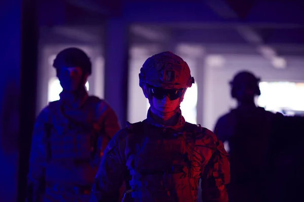 Soldatenteam Fuß Städtischer Umgebung Farbige Leuchttürme — Stockfoto