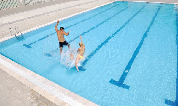 Gelukkig Jong Gezin Veel Plezier Zwembad — Stockfoto