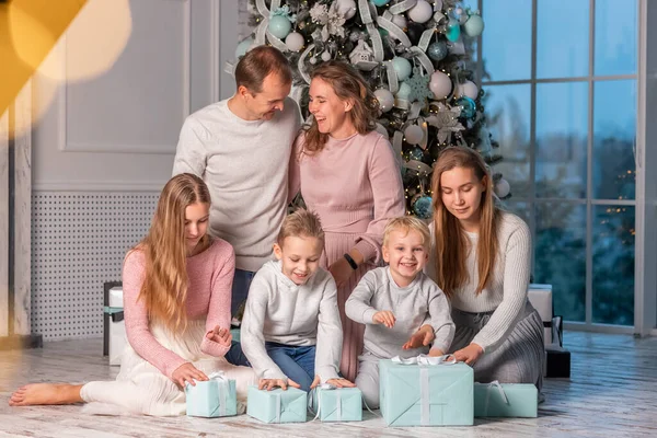 Большая Счастливая Семья Большим Количеством Детей Открывающих Подарки Елкой Рождественский — стоковое фото