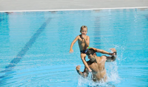 Mutlu Baba Oğul Yüzme Havuzunda — Stok fotoğraf