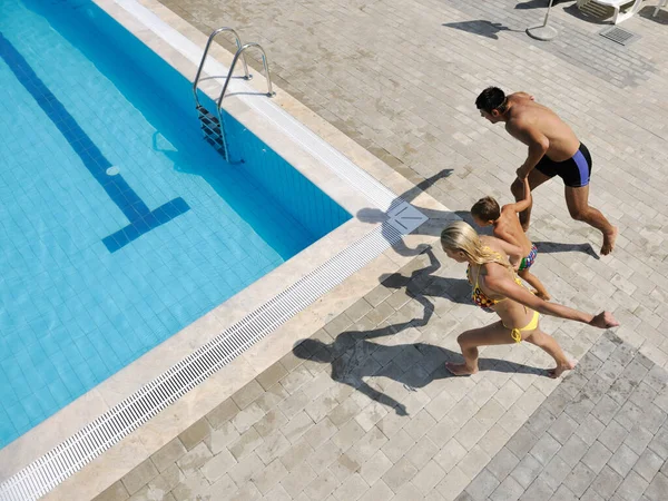 Gelukkig Jong Gezin Veel Plezier Zwembad — Stockfoto