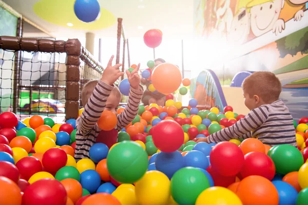 Ung Mamma Leker Med Barn Poolen Med Färgglada Bollar — Stockfoto