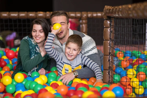Rodzice Dzieci Bawiące Się Basenie Kolorowymi Kulkami — Zdjęcie stockowe