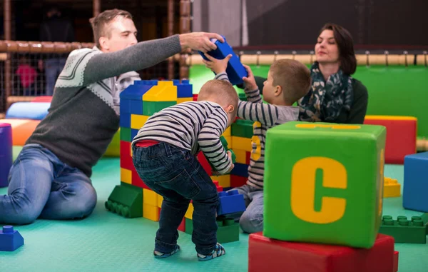 Junge Eltern Und Kinder Haben Spaß Kinderspielzimmer — Stockfoto