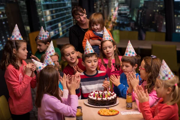 Χαρούμενο Αγοράκι Που Κάνει Πάρτι Γενεθλίων — Φωτογραφία Αρχείου