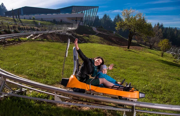 Jong Moeder Zoon Rijden Alpine Coaster — Stockfoto