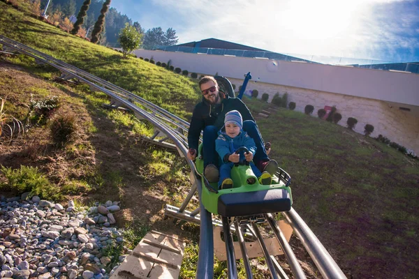 Junger Vater Und Sohn Fahren Achterbahn — Stockfoto