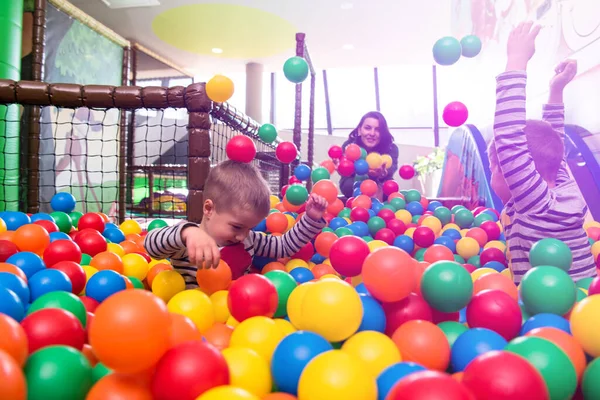 Junge Mutter Spielt Mit Kindern Pool Mit Bunten Bällen — Stockfoto