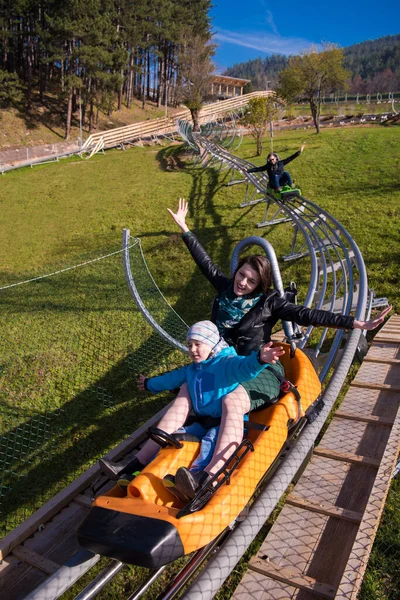 Tânără Mamă Fiu Conducând Coaster Alpin — Fotografie, imagine de stoc