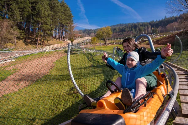 Junge Mutter Und Sohn Fahren Achterbahn — Stockfoto