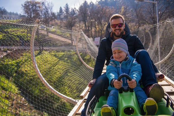 Joven Padre Hijo Conduciendo Montaña Rusa Alpina — Foto de Stock