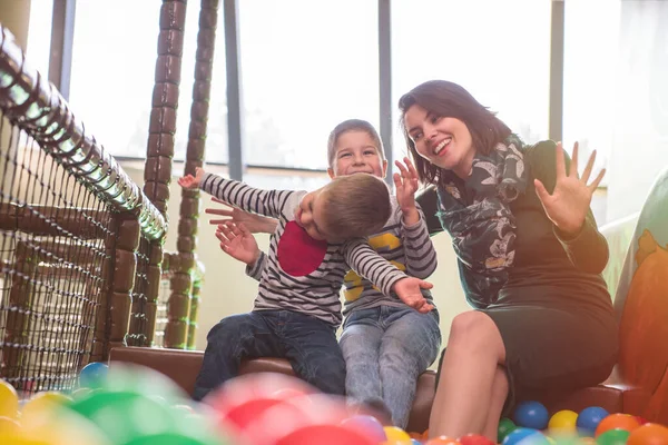 Jovem Mãe Brincando Com Crianças Piscina Com Bolas Coloridas — Fotografia de Stock