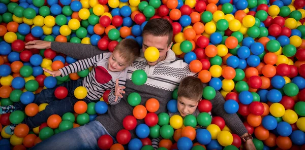 Pai Crianças Brincando Piscina Com Bolas Coloridas — Fotografia de Stock